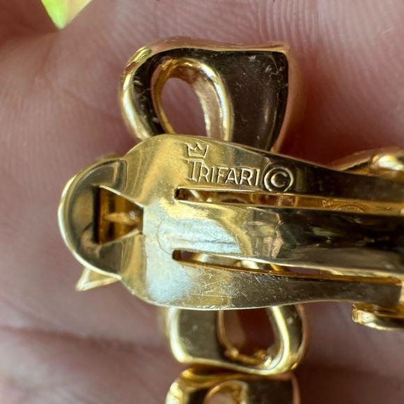 Vintage Crown Trifari Gold Tone Bow Clip Earrings - Picture 3 of 3